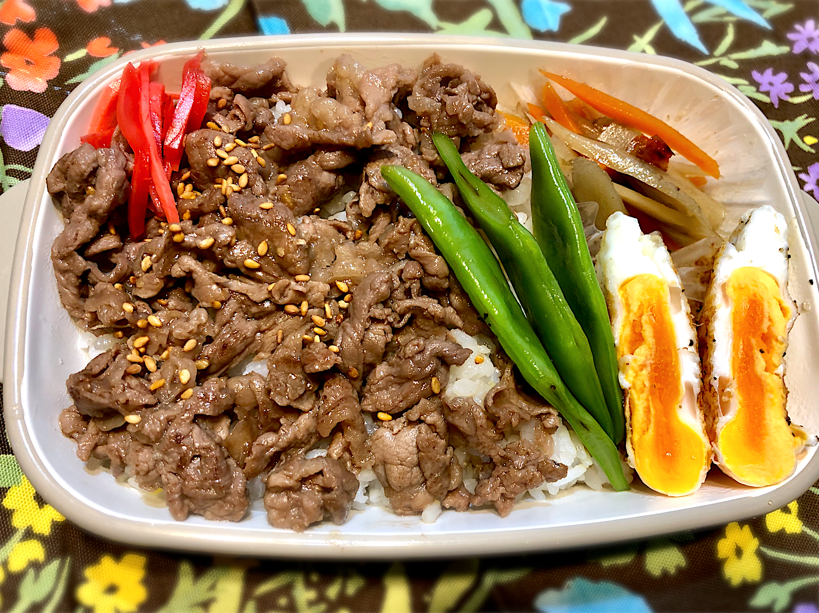 サラ弁　　　　　　　　　　　　　　　　　牛薄切り肉の甘辛煮　キンピラゴボウ　目玉焼き　インゲン豆ソテー