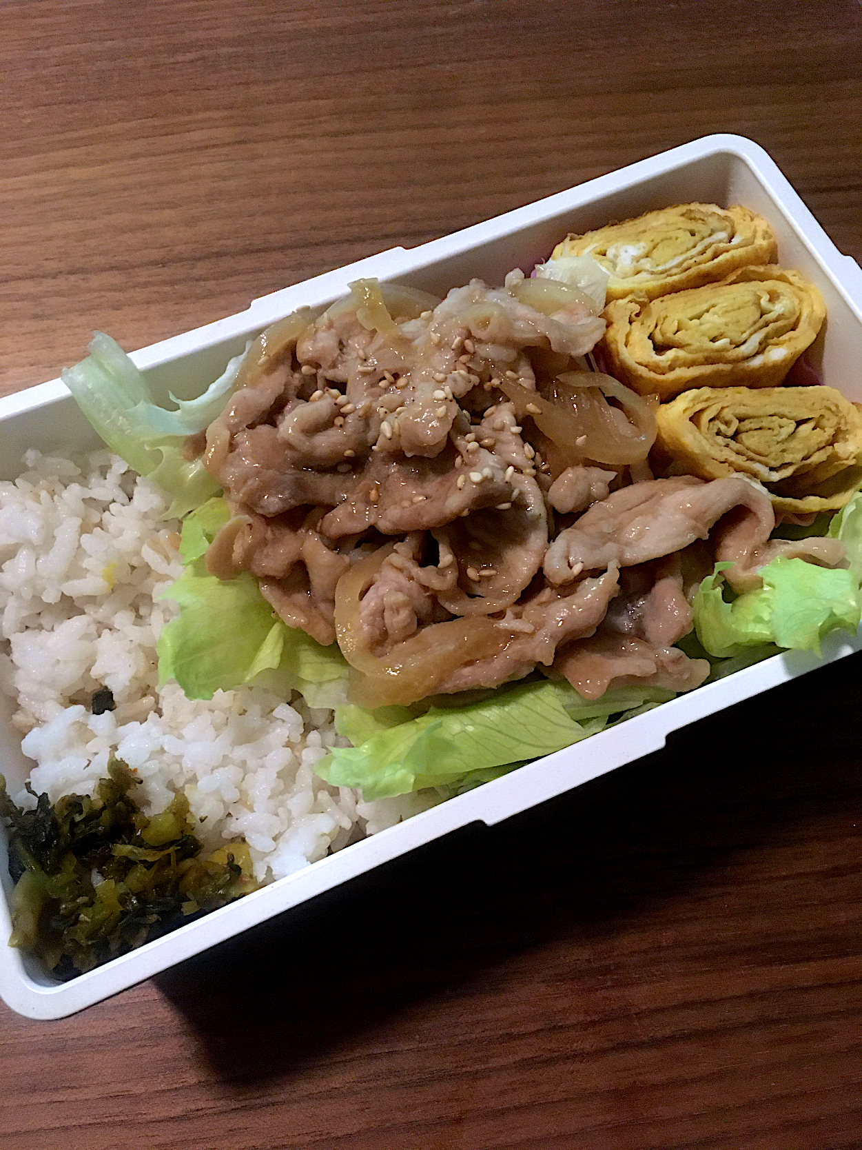 豚の生姜焼きがでんと鎮座する弁当