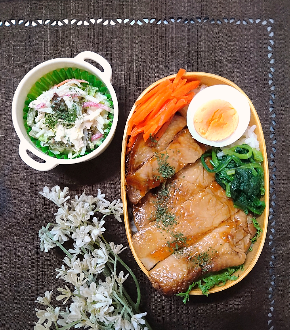 めぐぐさんの料理 久しぶりのフライday◡̈　トンカツにはすりごまソース、チキンカツには人参とすだちの酢の物を乗せて頂きました🍽❁⃘*.ﾟ