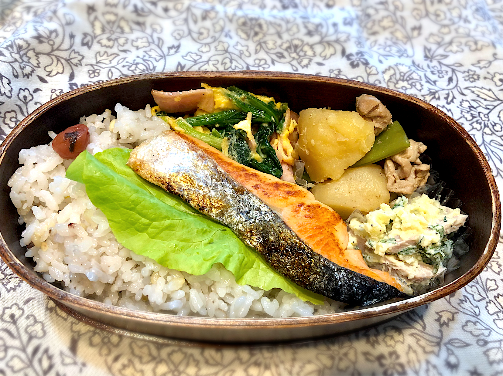 サラ弁　　　　　　　　　　　　　　　　　焼き鮭　シソのポテサラ　肉じゃが　ほうれん草卵とじ