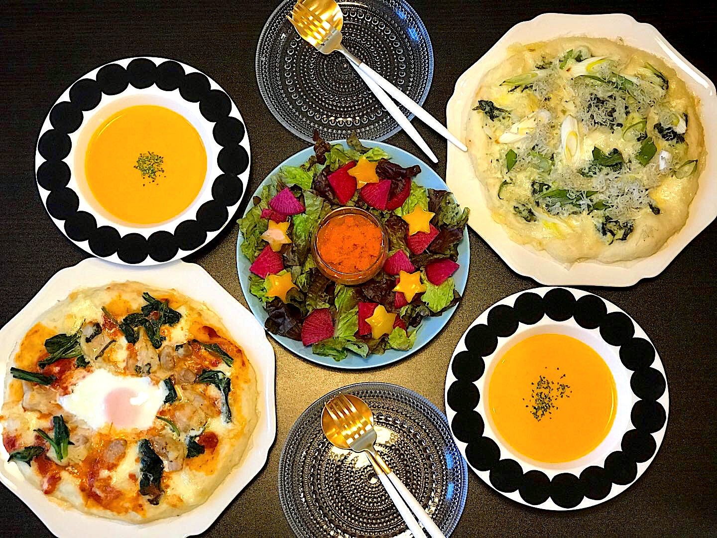 しらすとネギとあおさのピザ、ほうれん草と卵と鶏肉のビスマルク風ピザ🍕リースサラダ🥗にんじんのポタージュ🥕