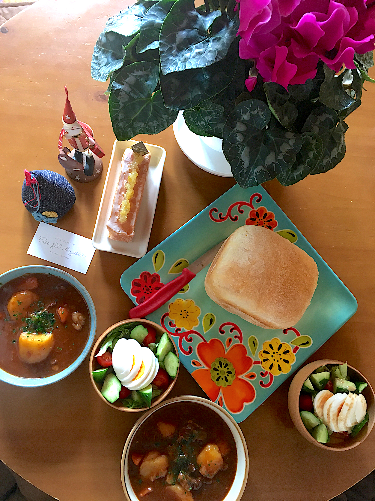 ビーフシチュー、焼きたてフランスパン風🍞、グリーンサラダ、ウィークエンドシトロン🍋