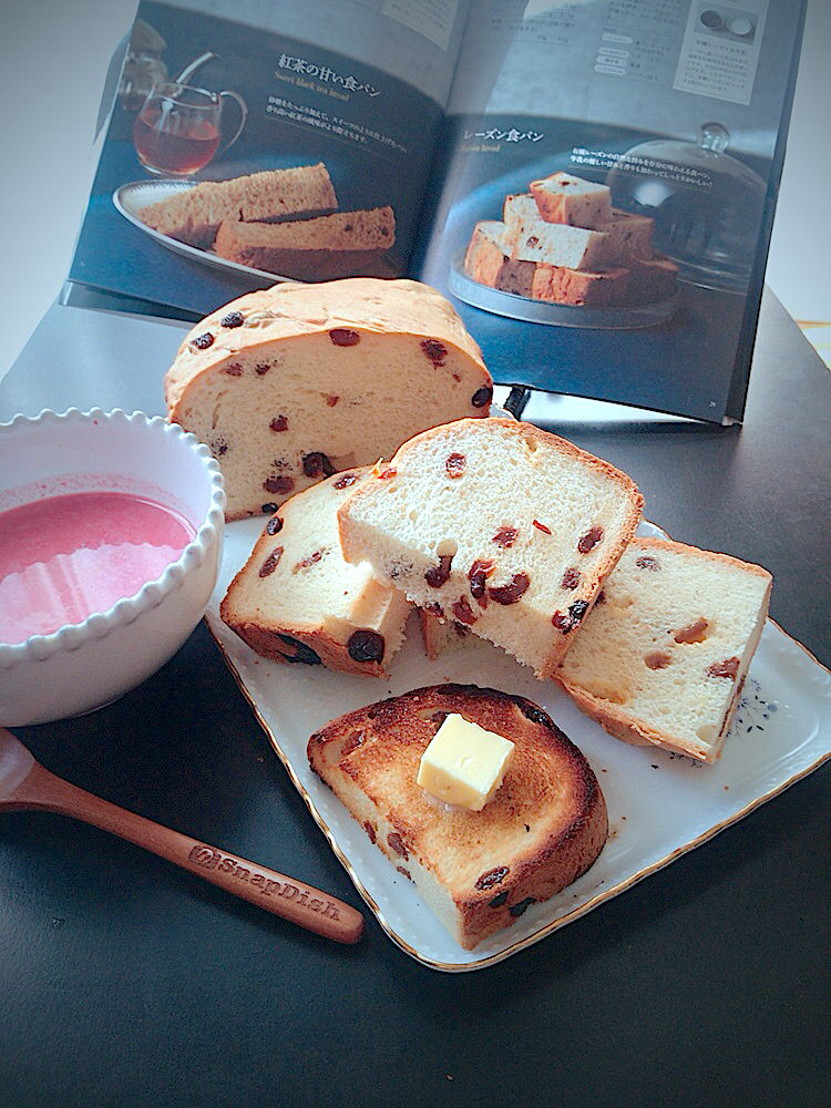 「ホームベーカリーで作る高級専門店のパン」からレーズン食パン🍞焼きました　ビーツのポタージュと。