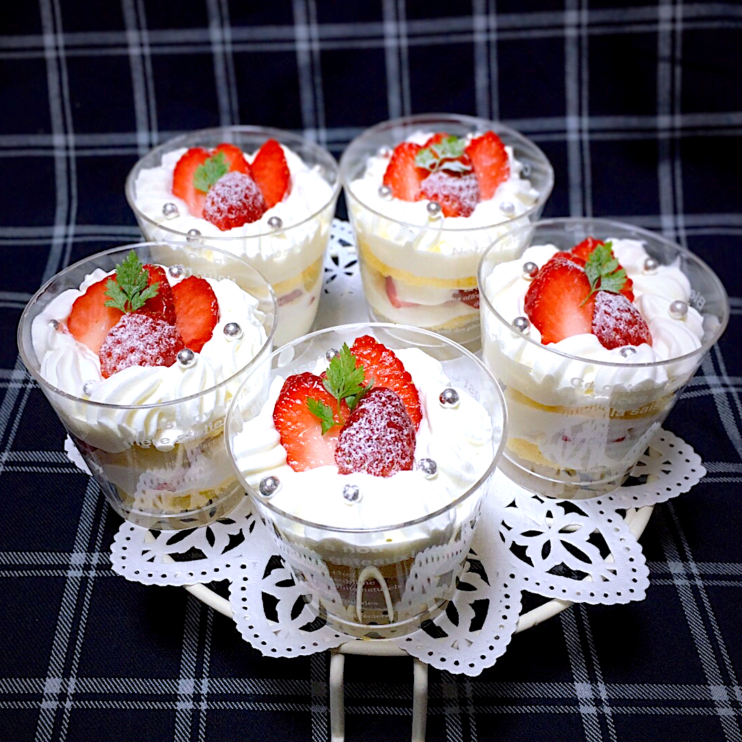 子供のお遊び先に持たせた苺のケーキです🍓