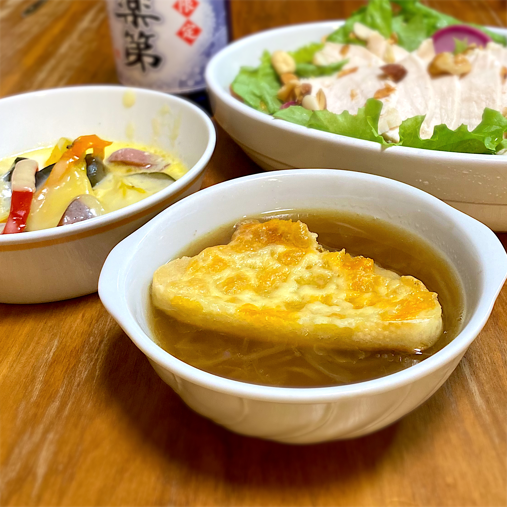 晩ご飯♪ 蒸し野菜のラクレットチーズかけ・茹で鶏のサラダ・オニオンスープ・パスタ