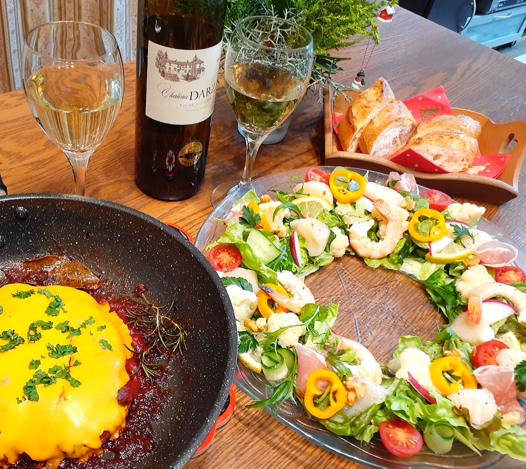 フライパンチーズハンバーグ🧀と
帆立とエビのリースサラダ🥗