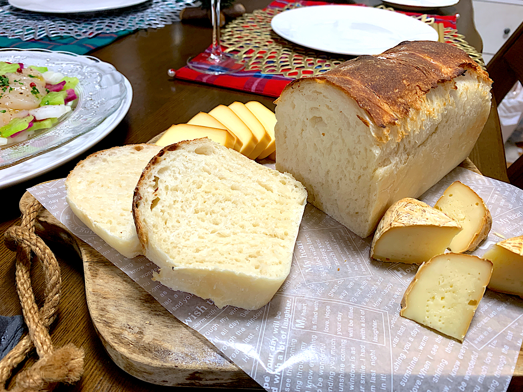 自家製パン・ド・ミとスモークチーズ