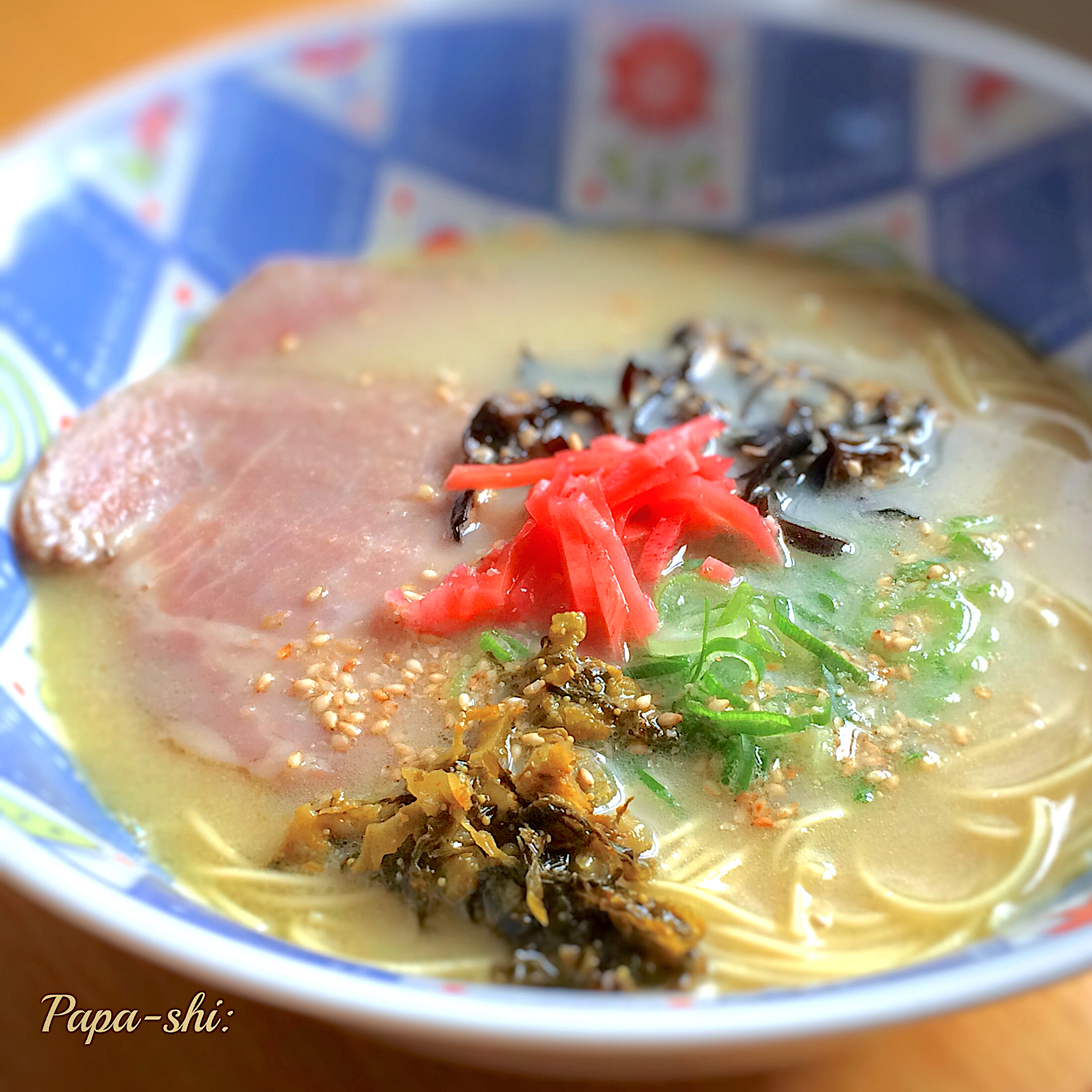 自家製豚骨スープで博多ラーメン