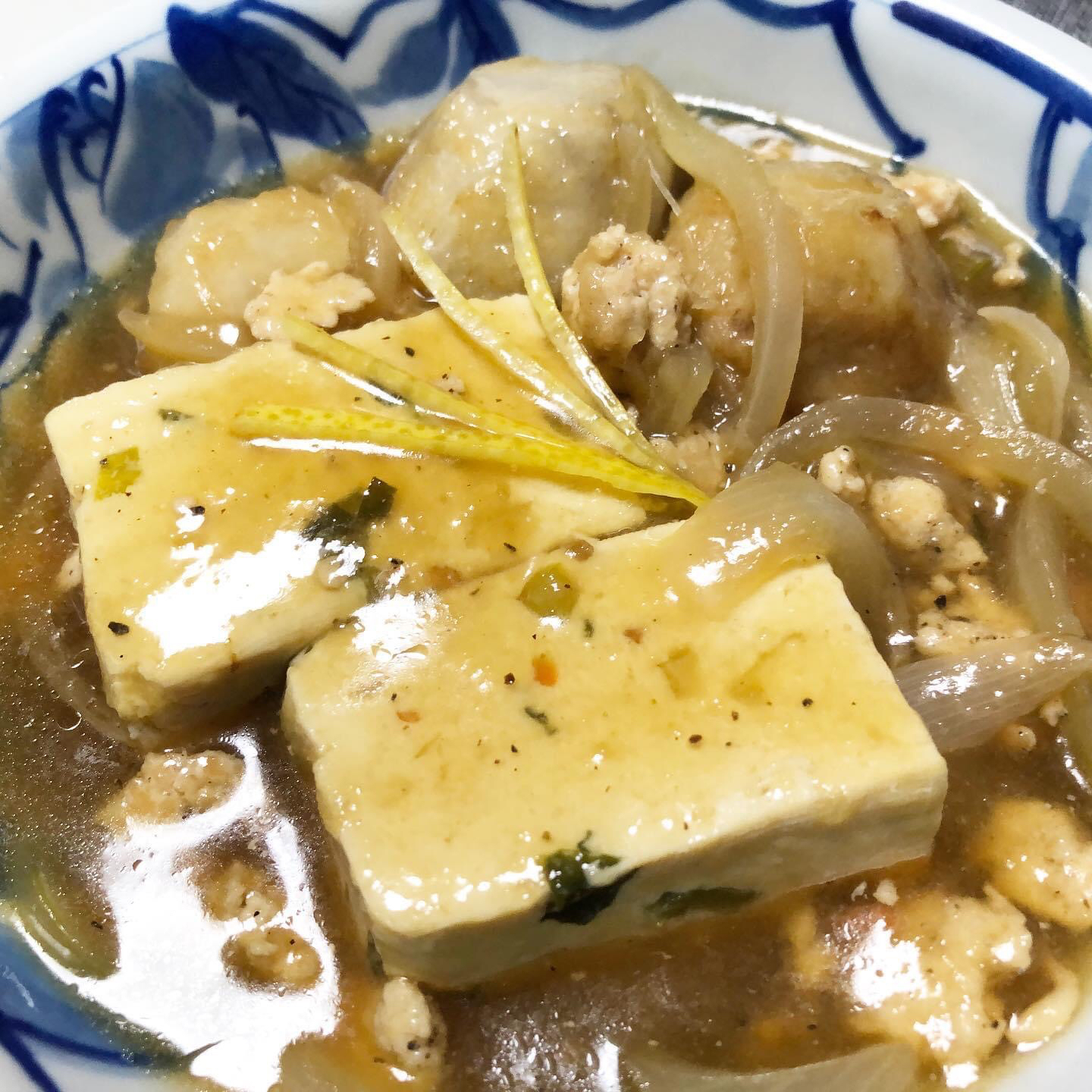 菜豆腐と揚げ里芋のあんかけ

野菜入りの豆腐と揚げ里芋を
鶏ミンチと玉ねぎいりのあんかけにしました。