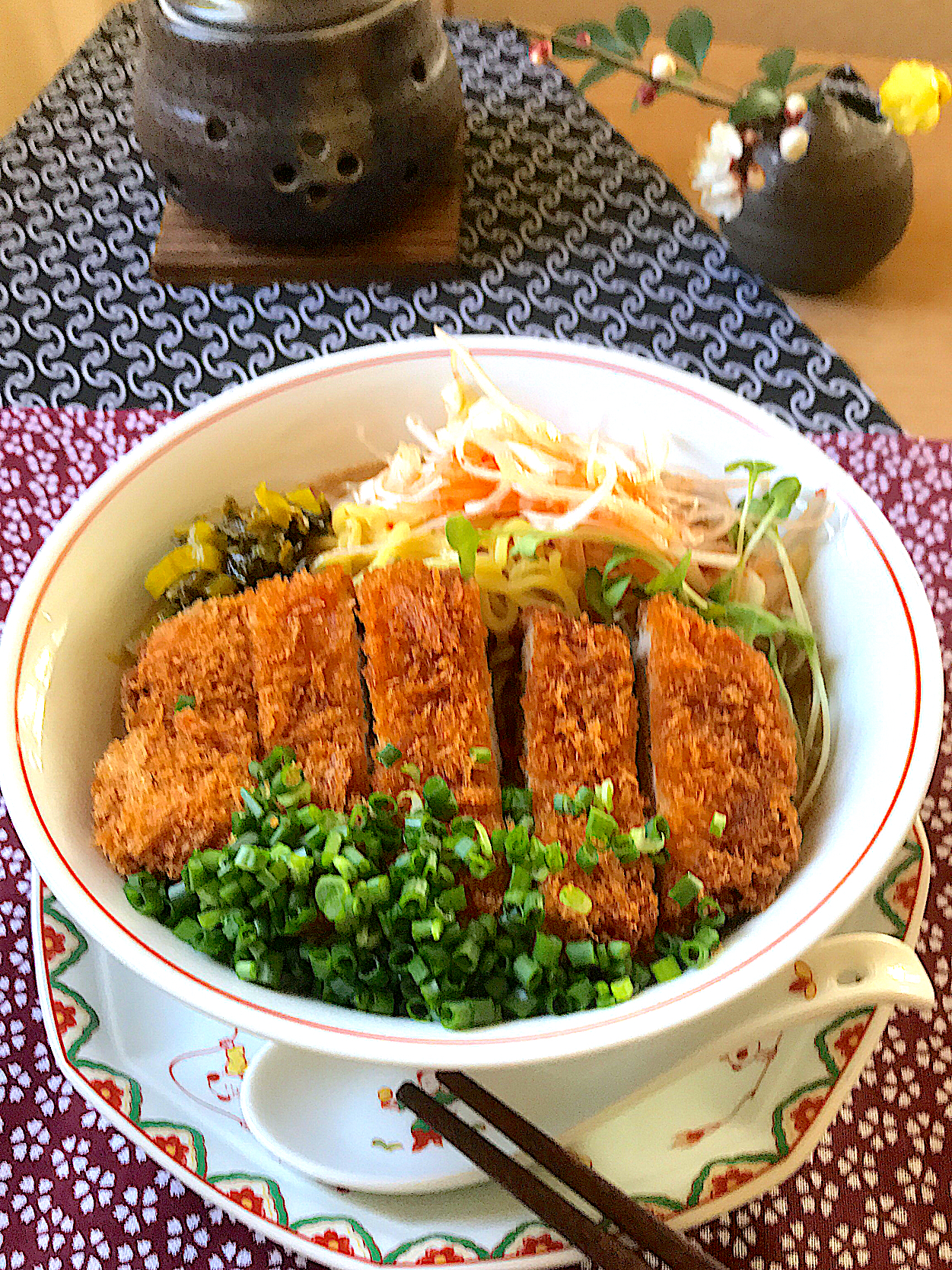 ピリ辛ネギたっぷりのトンカツラーメン🍜