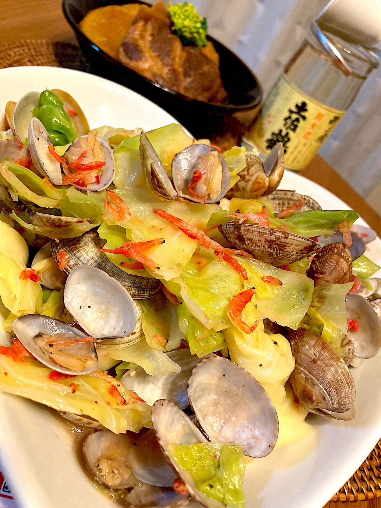 アサリとキャベツのガーリックバター蒸しと、豚肩肉と大根の煮物にカップ酒😋🍶💕✨