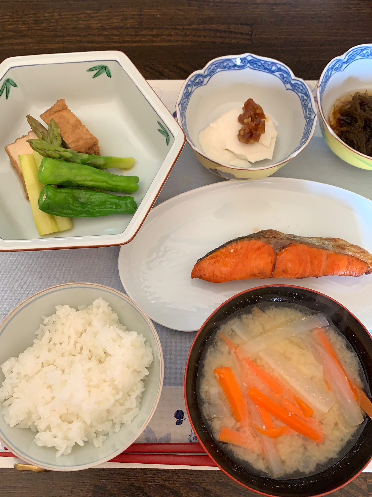 煮物と鮭の朝食❣️