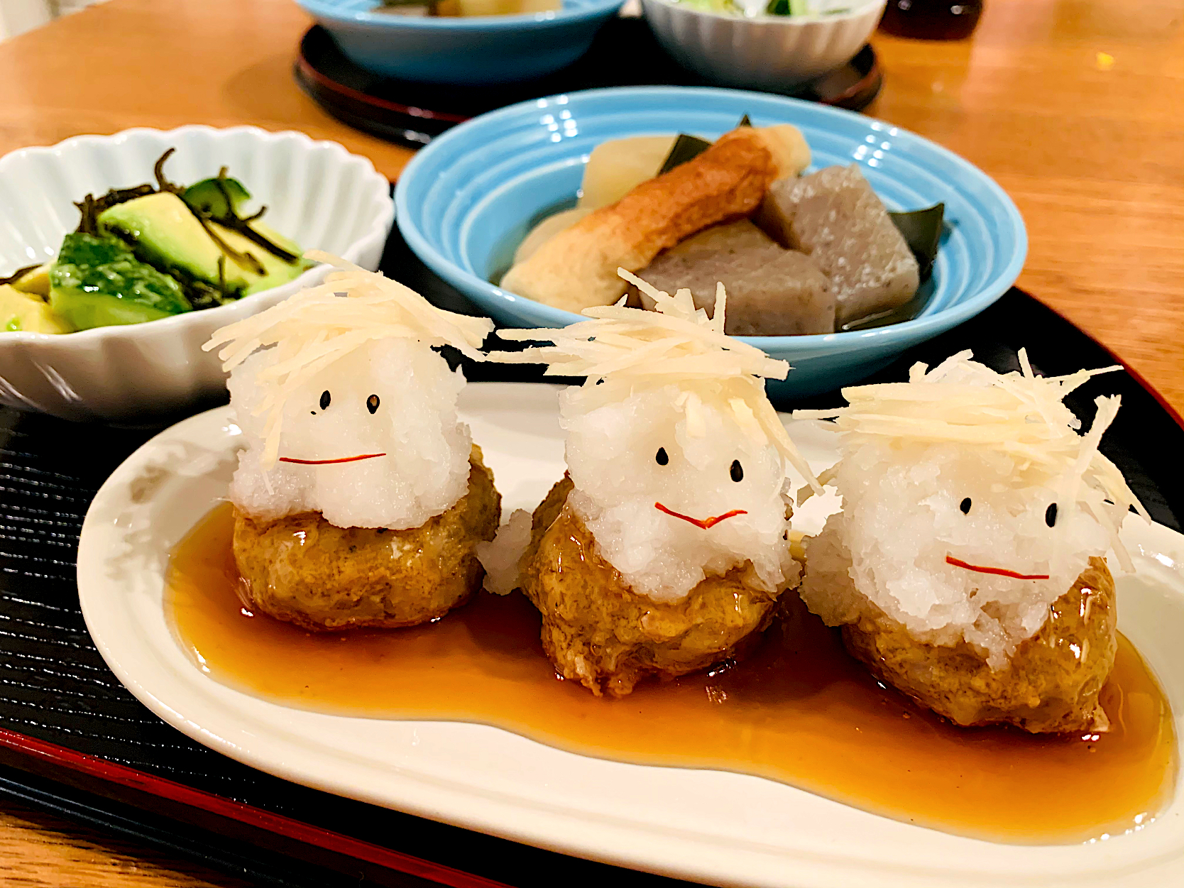 ハンバーグ三兄弟♡我が家の晩ごはん🍚ハンバーグにおろしと針生姜のっけたら顔つけたるなるーー🥸ポン酢とろーりあんです❣️ あとはおでん🍢