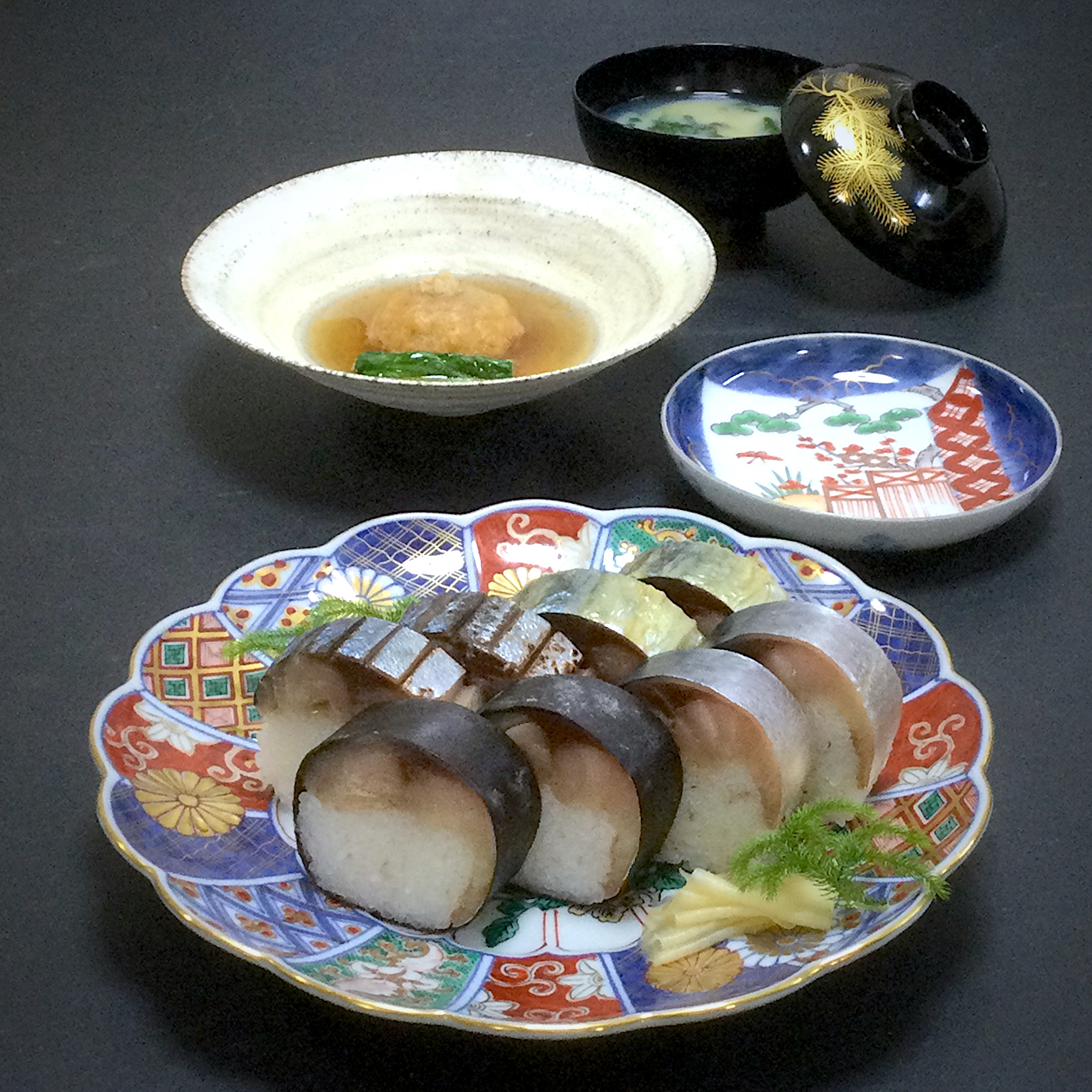 今晩は、鯖棒寿司食べ比べ（すぐき、求肥巻き、白板昆布巻き、焼き）、蓮根饅頭の銀餡かけ、牡蠣と春菊の味噌汁