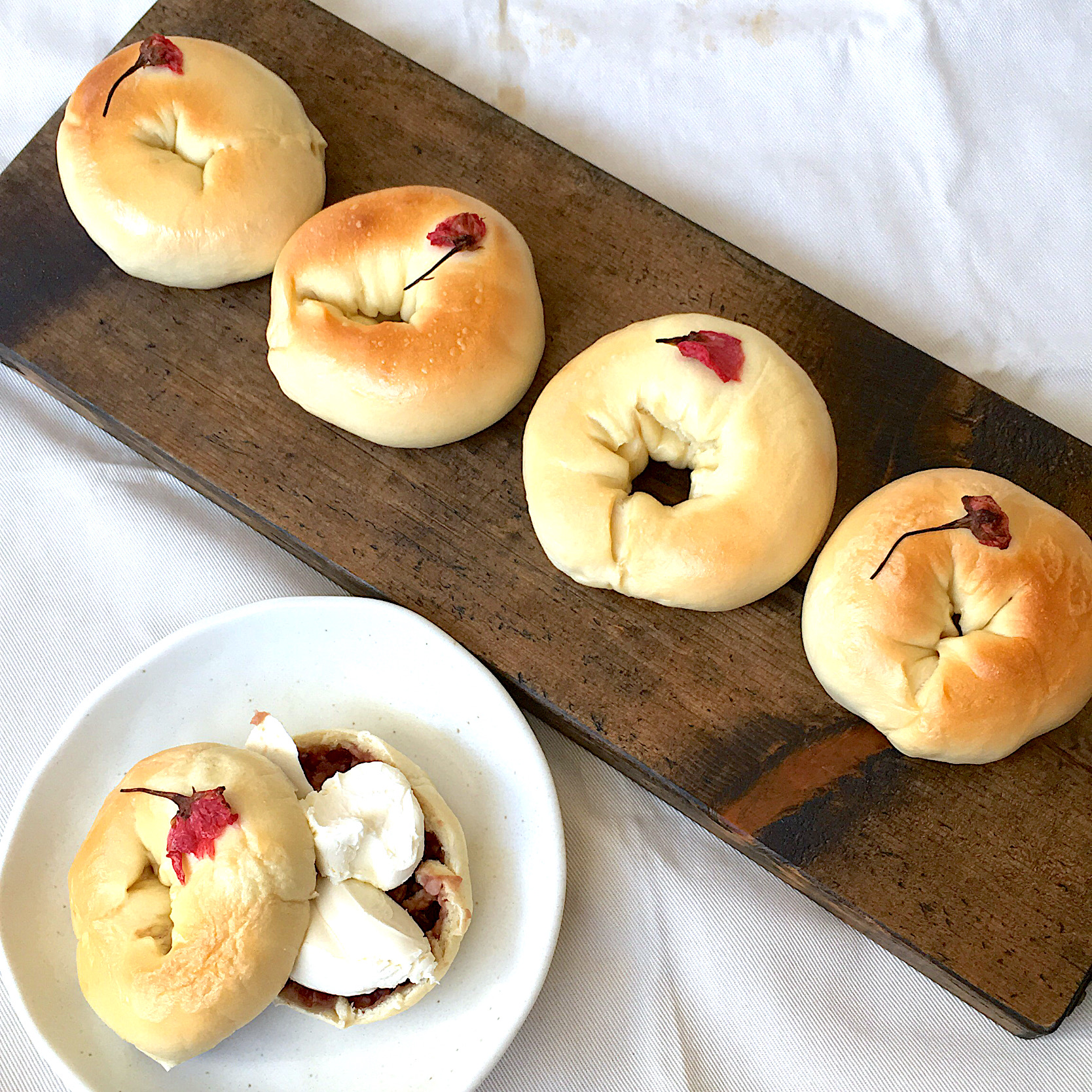 発酵桜あんこベーグルのクリームチーズサンド🌸🥯