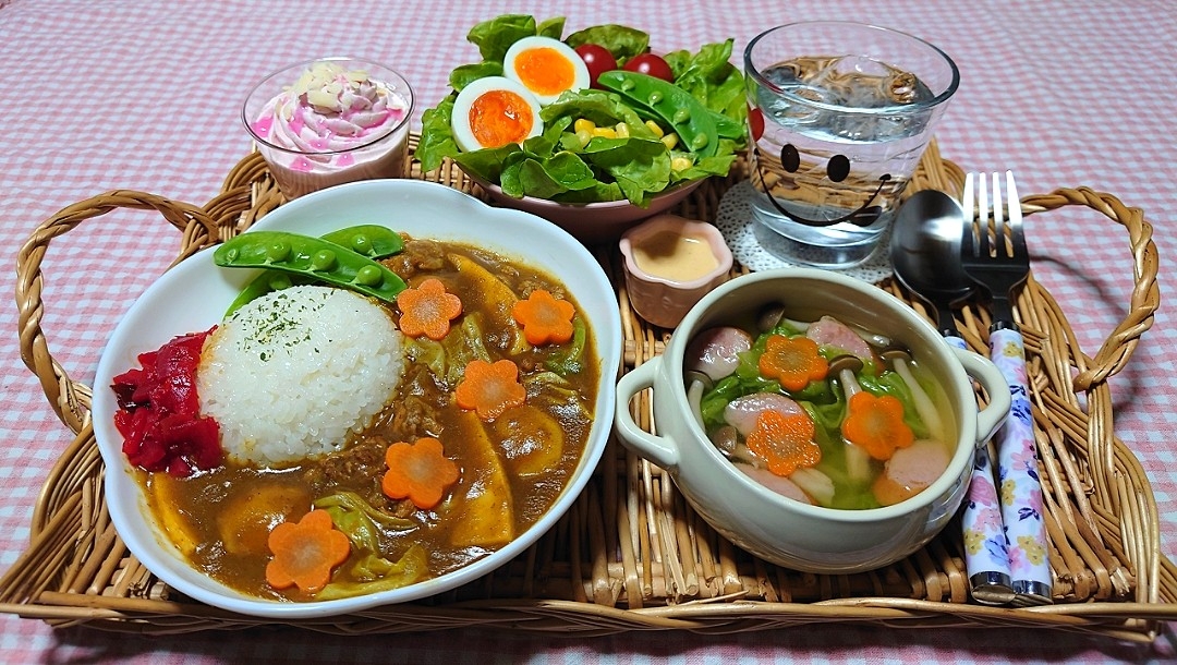 春野菜カレー🍛

❁春野菜カレー
❁コーンサラダ
❁春キャベツのコンソメスープ
❁桜ミルクプリン