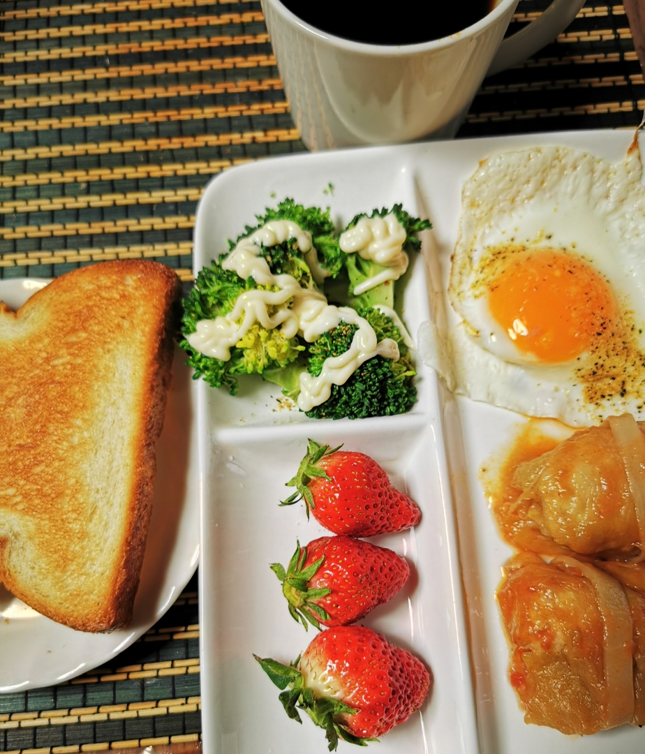 朝ごパン〜cabbage roll
Fried egg  Brocoli salad  stawbery