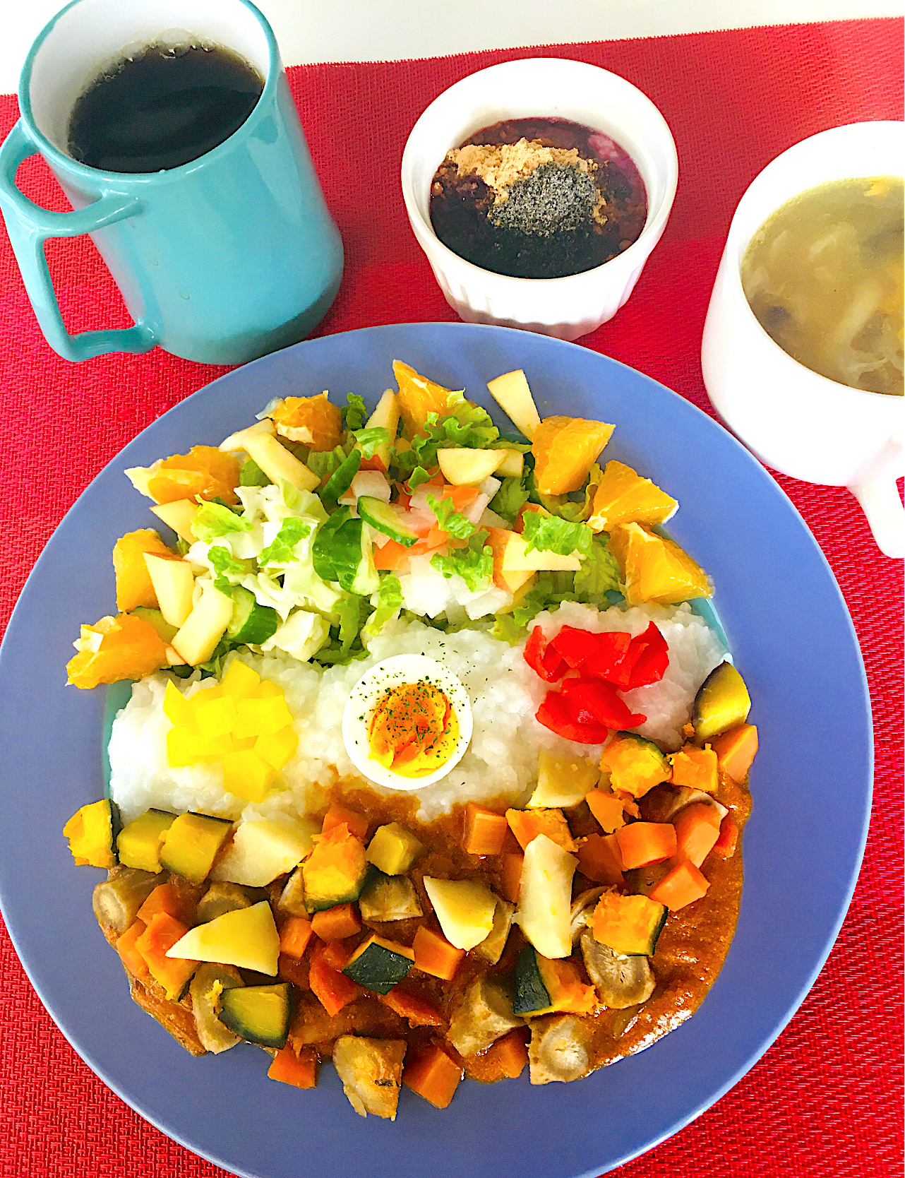 ハッピーモーニングセット💖たっぷり野菜スパイスチキンカレー🍛たっぷり野菜サラダ🥗お粥の上には茹で卵、沢庵、福神漬け😋完食笑笑✌️💖