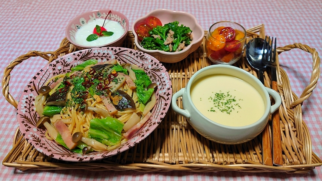 ❁春キャベツときのこのペペロンチーノ
❁菜の花のツナマヨサラダ
❁カラフルトマトのマリネ
❁コーンクリームスープ
❁プロバイオティクスヨーグルト

#パスタ #ペペロンチーノ #春キャベツときのこのパスタ #春野菜 #菜の花