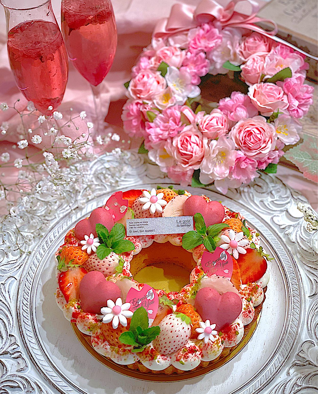 大好きないっちゃんが誕生日プレゼントに素敵なお花のリースを作って送ってくれました(´•̥̥̥ω•̥̥̥`)💕感謝の気持ちを込めて赤桃白3色のいちごのリースタルトを作りました🌸🍓🌸