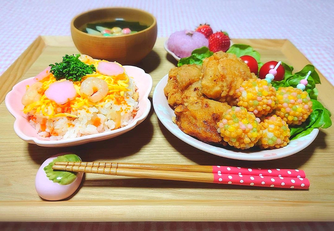 ❁ほぼカニちらし寿司
❁塩糀唐揚げ&はんぺんあられ揚げ
❁わかめとたけのこのお吸い物
❁桜餅&いちご