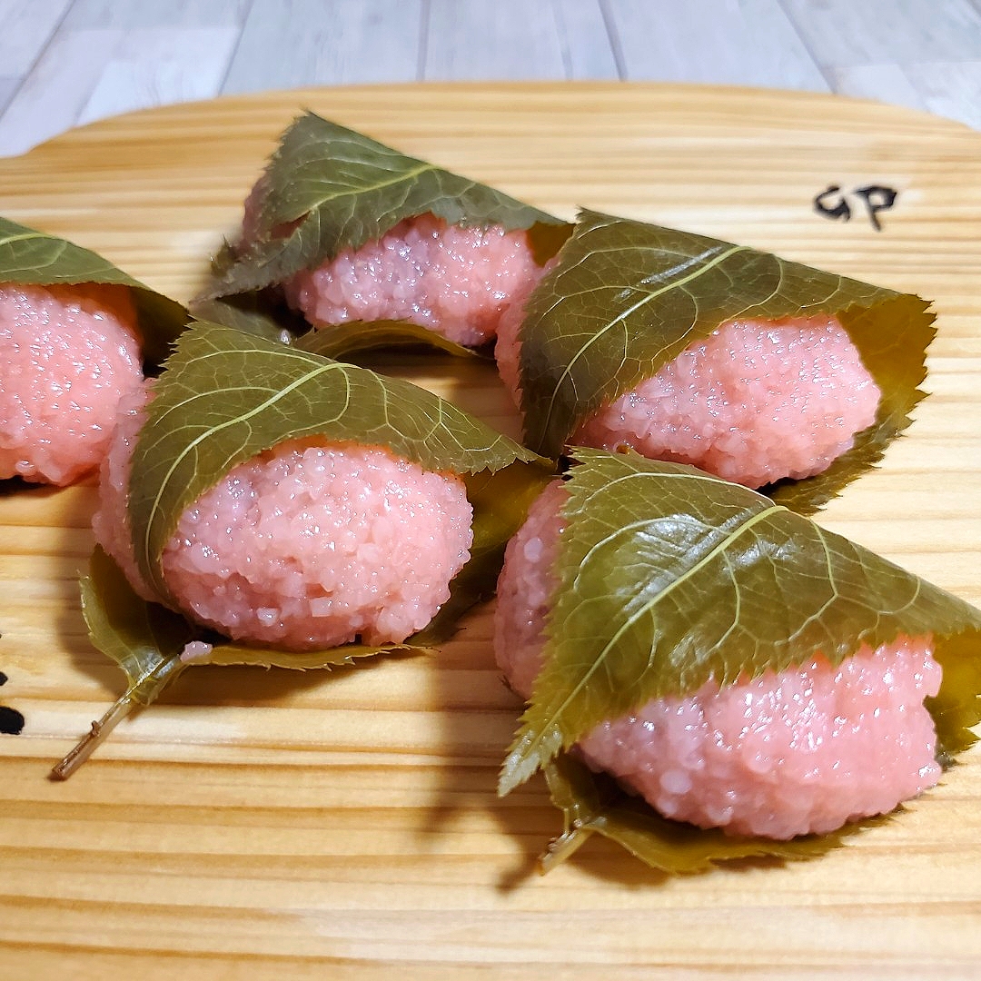 道明寺桜もち🌸
甜菜糖を使用したので濃い目に色づけ🌸