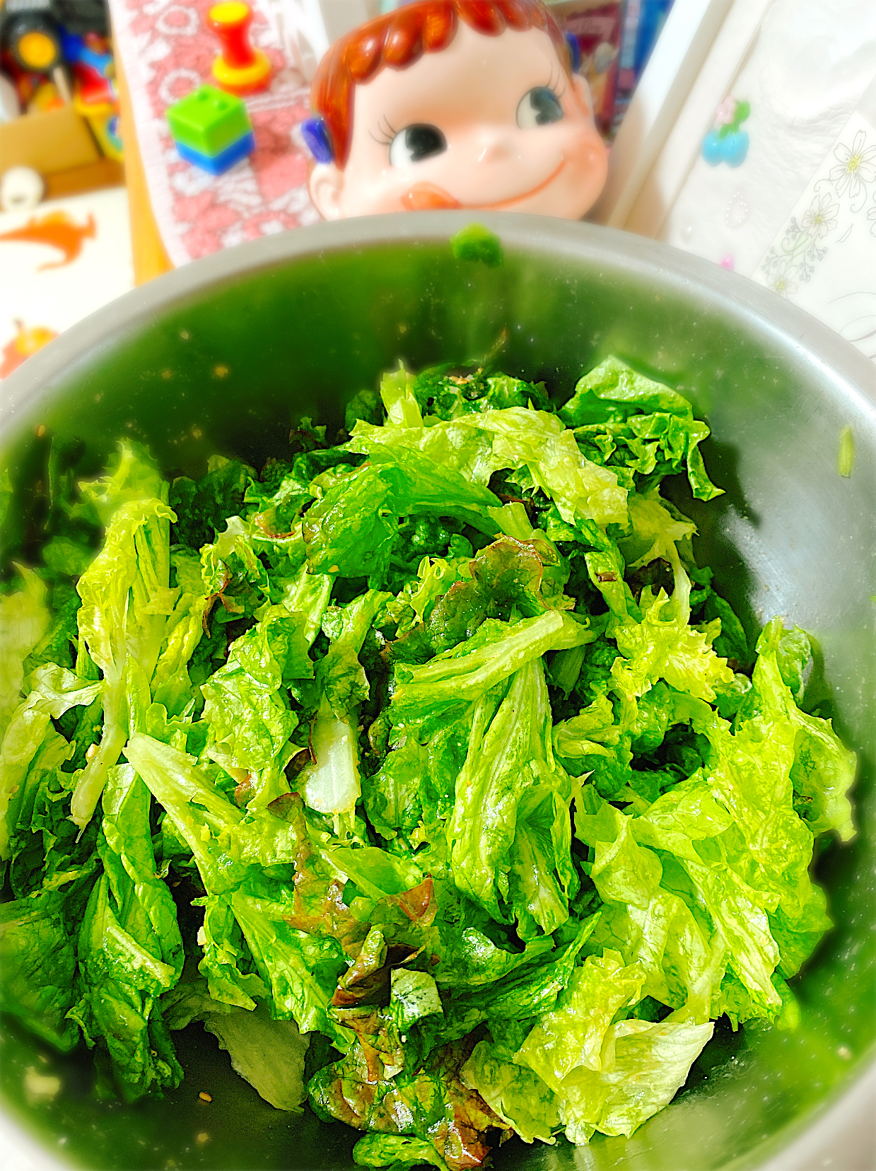 味見注意♡ボウルごと抱えて食べたくなるサニーレタス のやみつきサラダ。