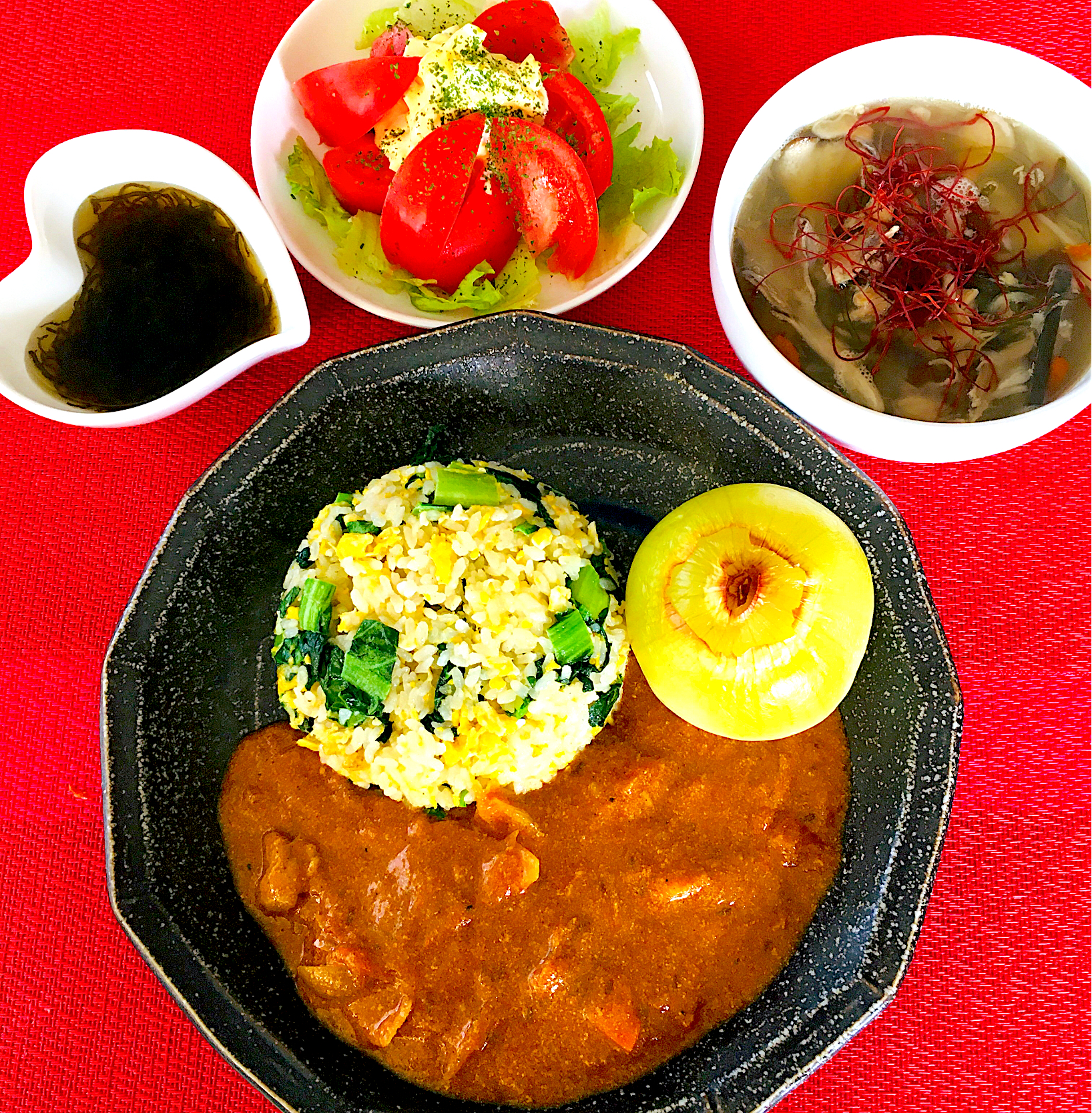 ハッピーモーニングセット💖ハッピースパイスチキンカレー🍛小松菜🥬卵の鶏ガラスープの素チャーハン😋玉ねぎゴロン笑笑😃皮付きのままレンチン4分🤗