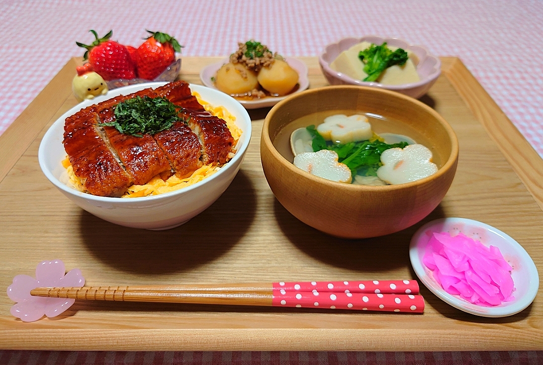 ❁うなぎごはん
❁新じゃがのそぼろ煮
❁菜の花と高野豆腐の煮物
❁蛤と菜の花のお吸い物
❁いちご

お吸い物は白だしを使いました😊