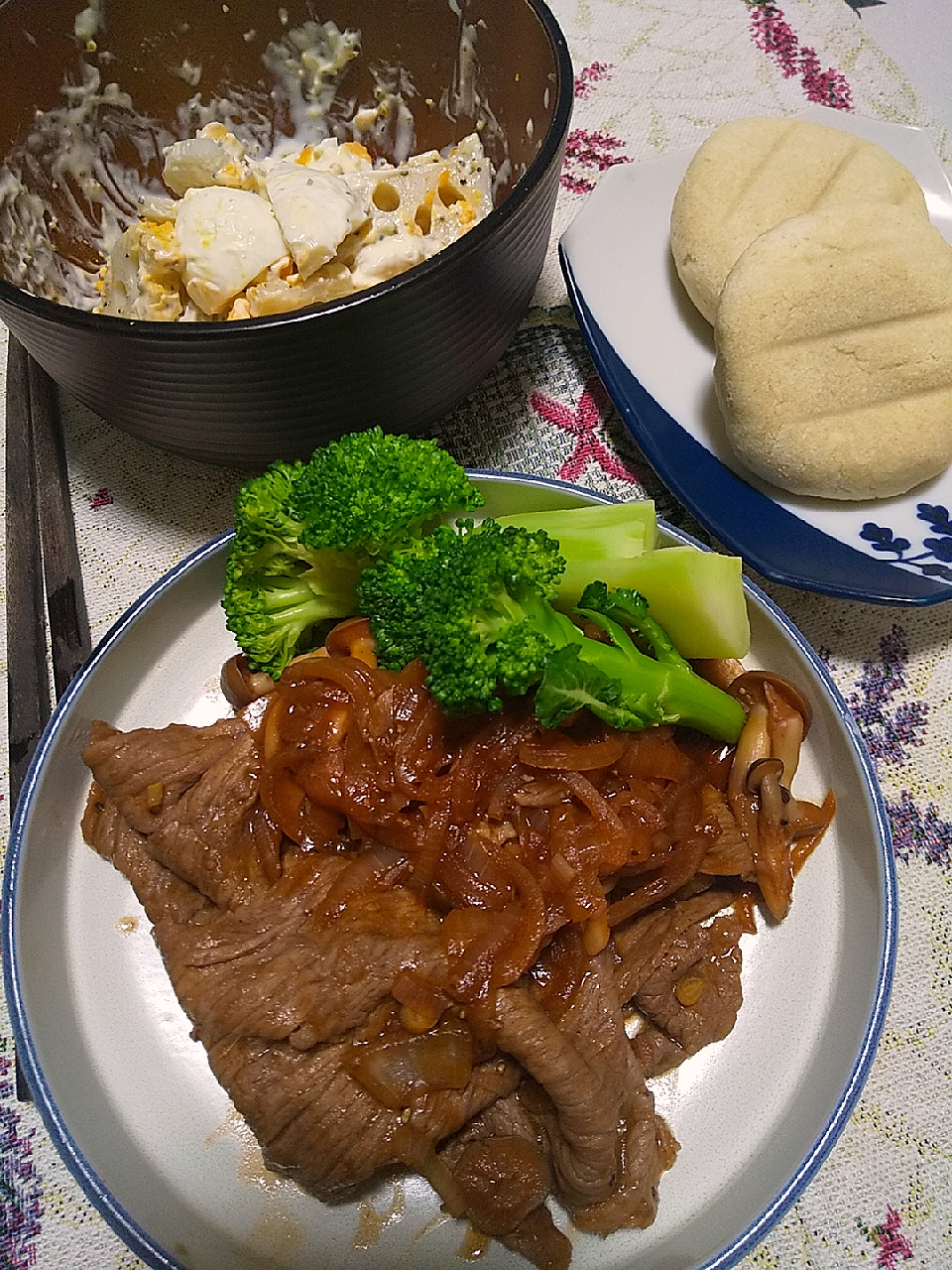 今日のお昼ごはん
※牛肉スライスの赤ワインソース
※レンコンと玉子のサラダ
※おからパウダープチパン