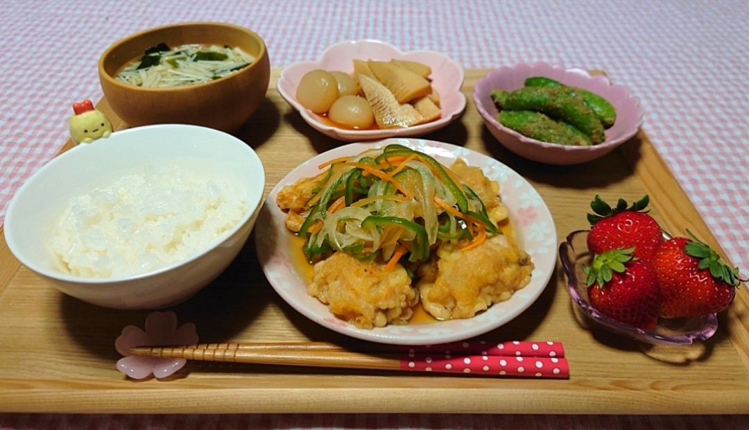 ❁鶏の南蛮漬け
❁たけのことこんにゃくの煮物
❁スナップえんどうのごま和え
❁ごはん
❁わかめとえのき茸のみそ汁
❁いちご