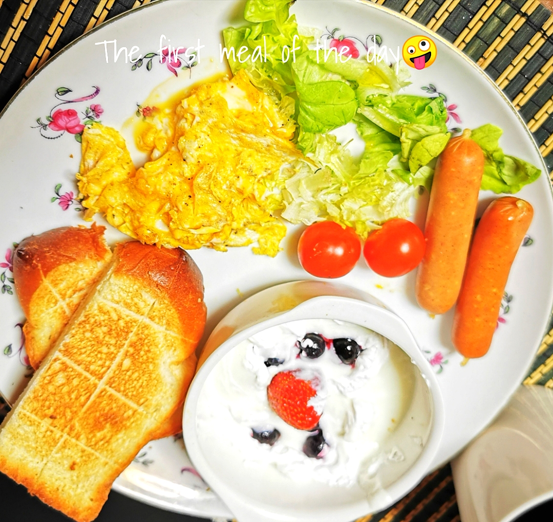 ごパン〜スクランブルエッグ
ウインナー、サラダ、ヨーグルト👍🤪🥗☕