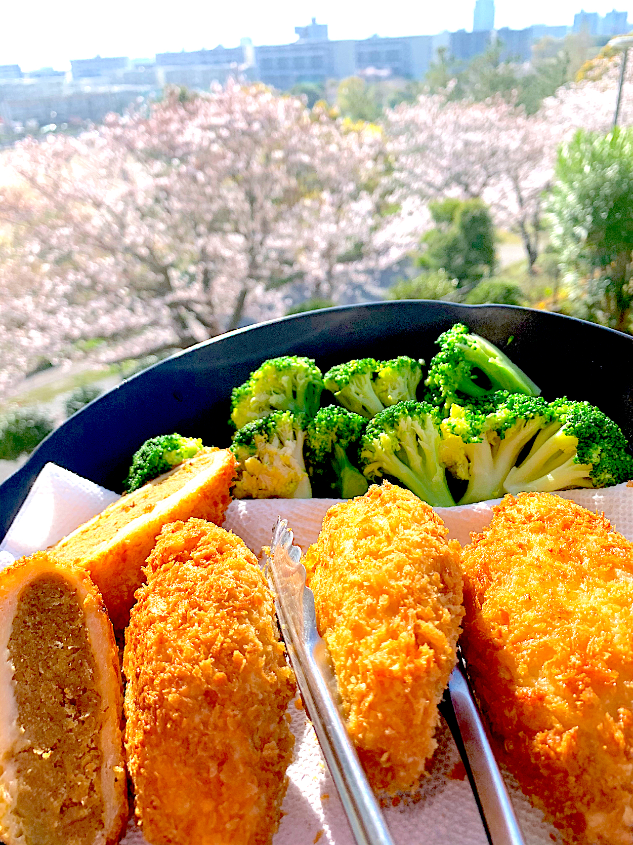 カレーからのリメイク讃岐カレー鍋底でカレーパンを作る満開桜🌸を見ながら