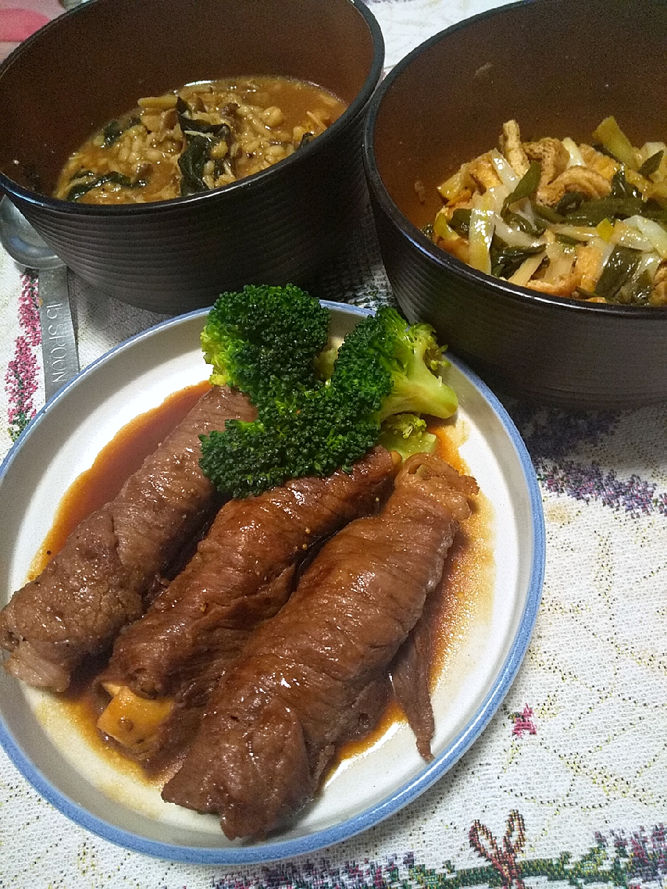 今日のお昼ごはん
※エリンギの牛肉ロール
※ワケギと油揚げの柚子酢味噌和え
※もち麦とキノコのお味噌汁