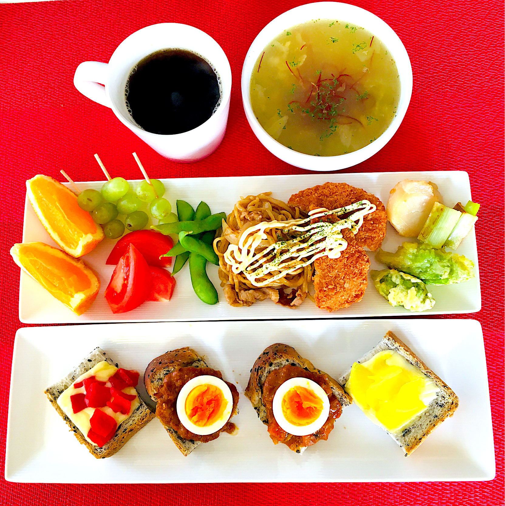 ハッピーモーニングセット💖ミニオープンサンド🍞スパイスチキンカレーに茹で卵😋チーズに沢庵😋チーズに福神漬け👍昨夜の残り物を盛り付け💖枝豆、焼きそば、コロッケ、帆立長ネギソテー💖