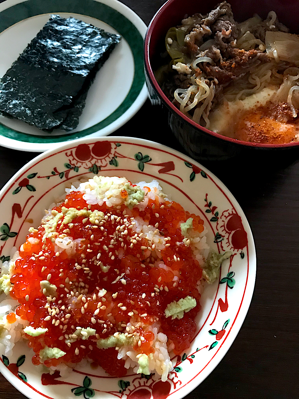 いくらのせのせちらし＆卵落としすき焼き椀