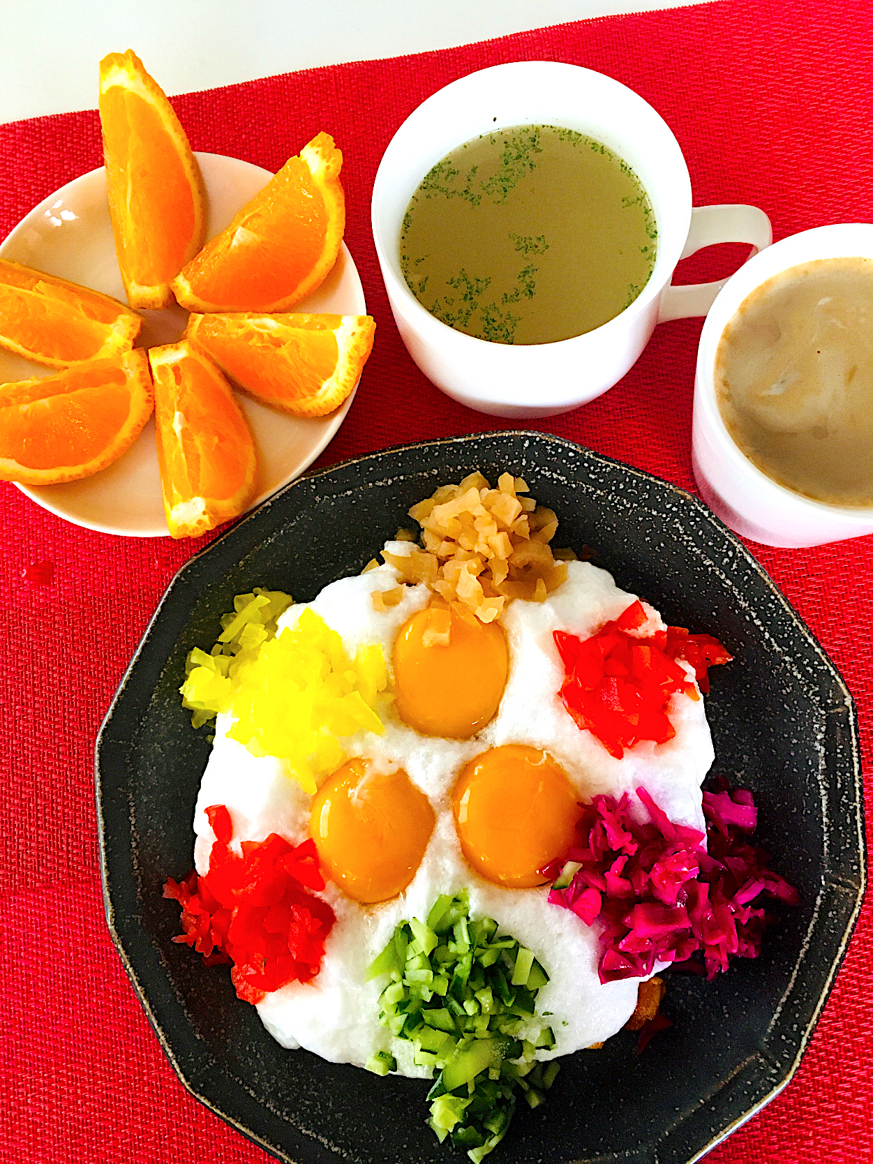 ハッピーモーニングセット🤗💖朝カレーです笑笑😃スパイスチキンカレーはメレンゲに隠れています笑笑😃💖黄身3個、沢庵漬け、福神漬け、胡瓜🥒糠漬け、赤パプリカ、大根生姜醤油漬け、紫キャベツマリネ盛り付け💖美味い😋✌️