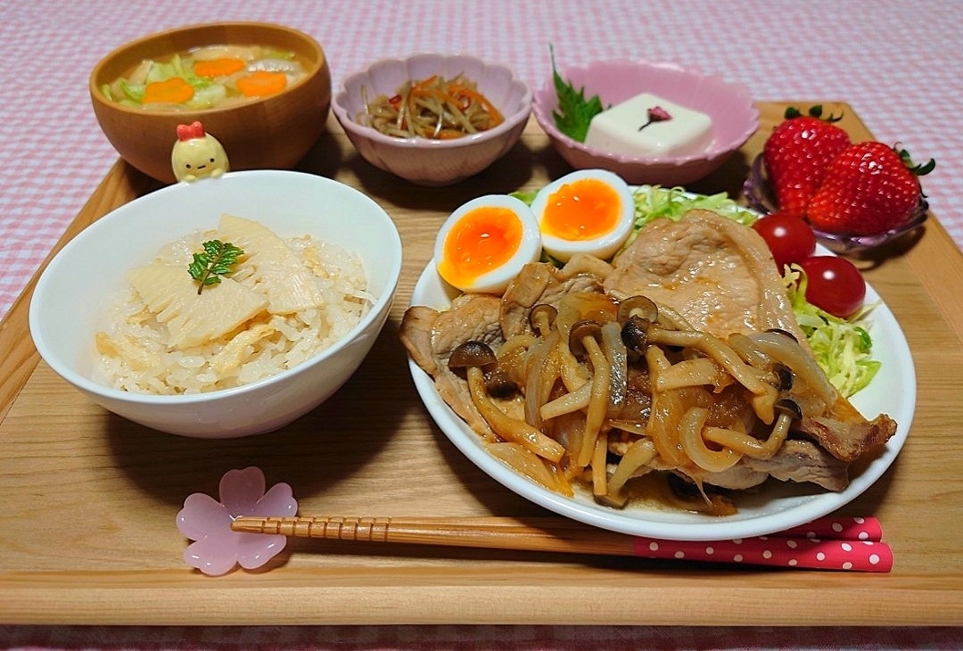 ❁豚肉の生姜焼き きのこソース
❁新ごぼうのきんぴら
❁桜冷奴
❁たけのこご飯
❁春野菜みそ汁
❁いちご