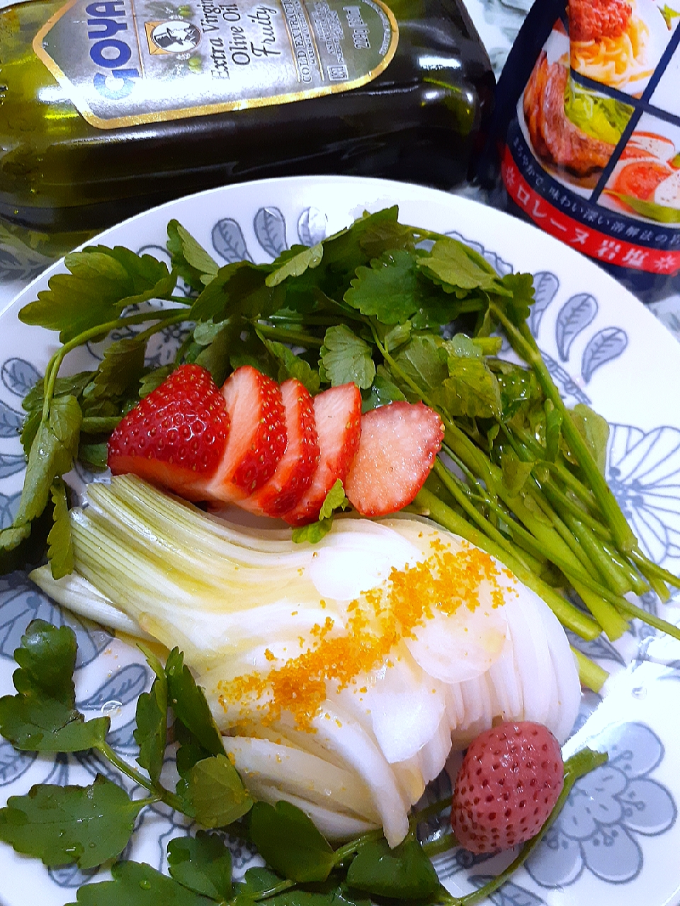 🔷旬の🍀葉たまねぎとセリのサラダ🥗自家製🍓いちご酢でいただきます🔷