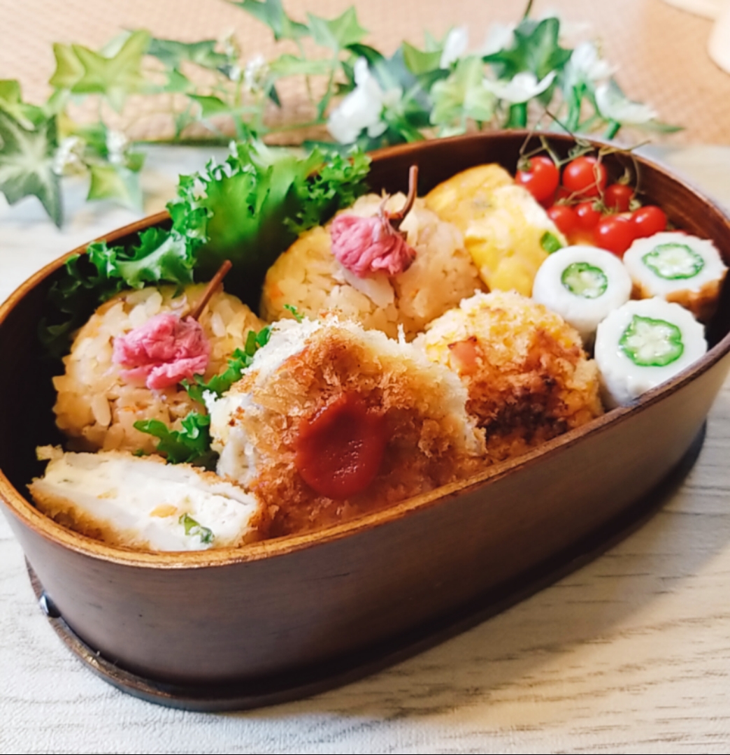 今日のお弁当。
鯛めしおにぎり。蓮根のはさみ揚げ。