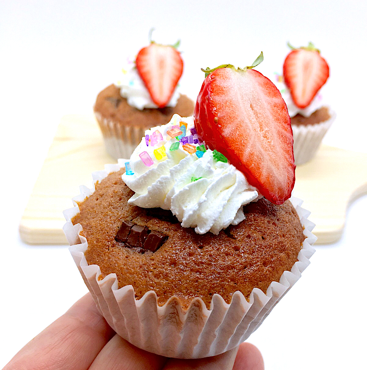 チョコカップケーキです〜🍫🍓今日の末っ子のおやつです(∩´∀`∩)💕