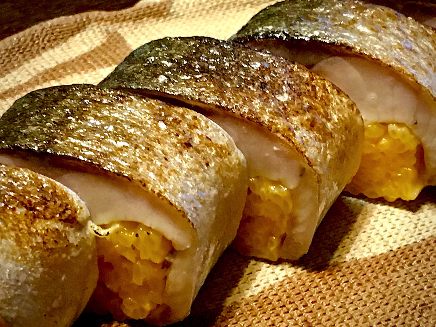 炙り〆鯖棒寿司(粒ウニ酢飯で)
