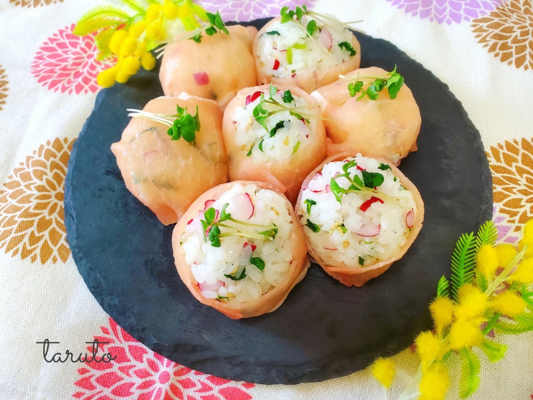 からちゃん♡の料理✨おうちでお花見気分♪🌸
ラディッシュ混ぜご飯で生ハムおにぎり😆💕