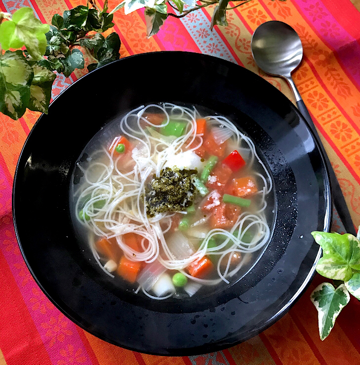 🇫🇷残り物リメイクごはん🥄プロポ（鶏のポトフ）の残りスープにバーミセリではなく三輪素麺でスープピストゥ🇫🇷🥄バジルペーストをたっぷり加えながら頂きま〜す😋