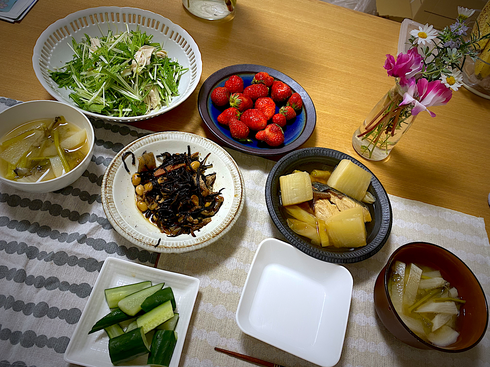 水菜と鶏肉のオリーブオイルサラダ、五目ひじき、水きゅうり、ぶり大根、ラディッシュの茎と大根と牛蒡のみそ汁🍓お買い得なのに美味しい農園の紅ほっぺ苺