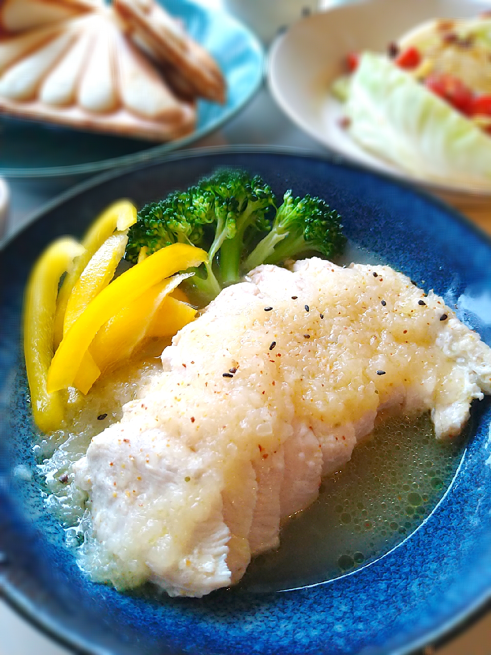 レンジで蒸し鶏の七味オニオンソース