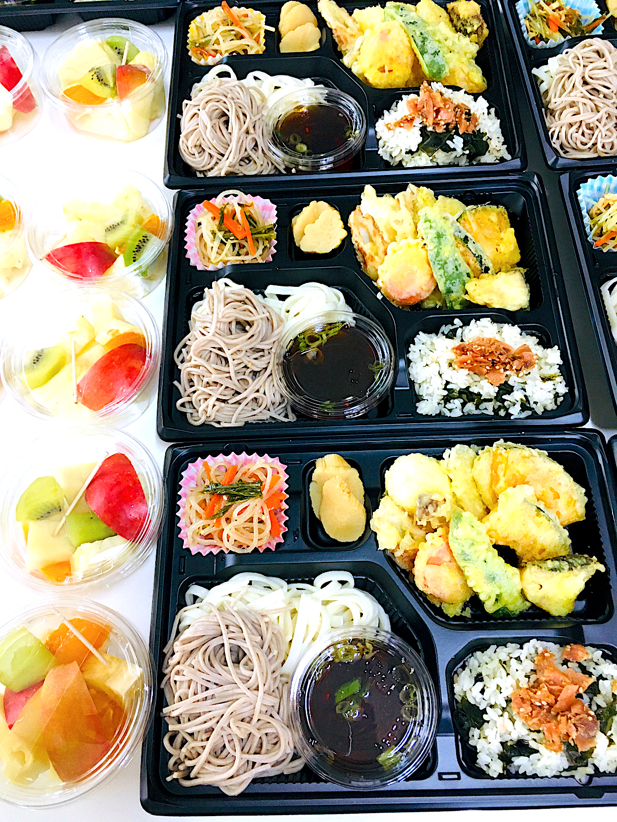 ハッピーホリデーのハッピーシャワー弁当🍱天ぷらうどん蕎麦弁当です✌️台湾パイナップル🍍🍎🍊🥝カップフルーツ付き^_^💖