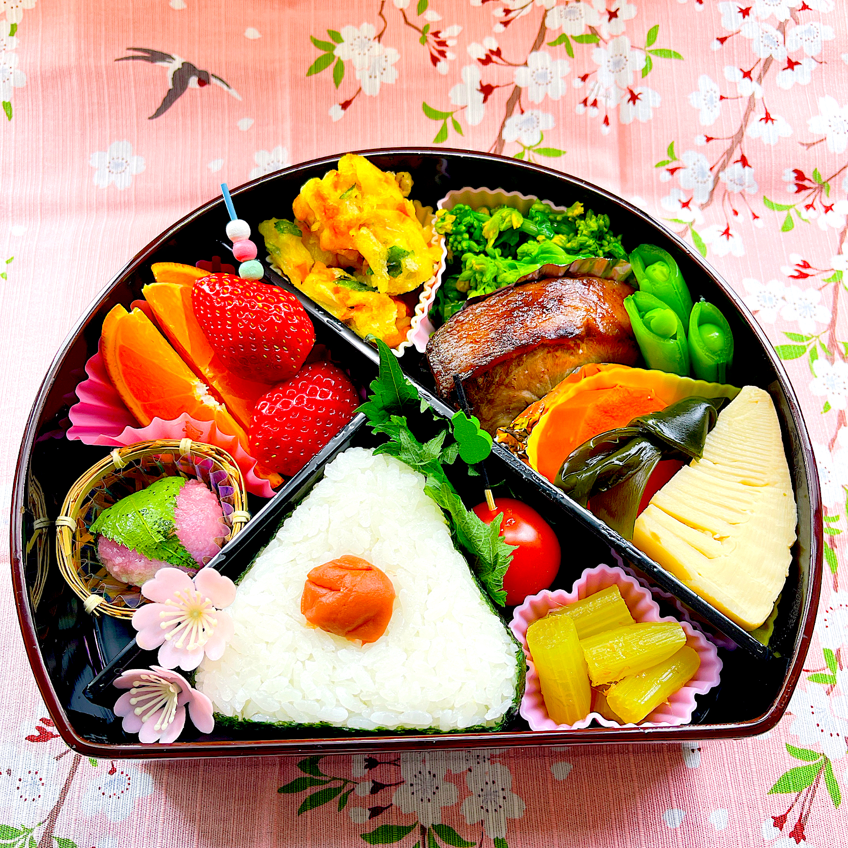 今日のお父さん弁当(⊹＾◡＾)ノo.♡ﾟ｡*お花見したいね