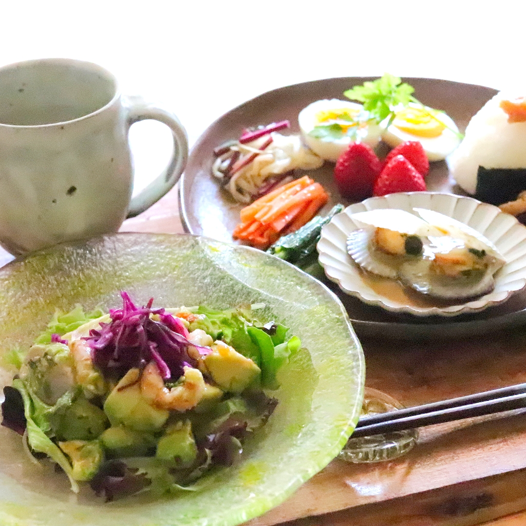 えび ぶり まぐろの湯引きとアボカドのチリソースサラダ