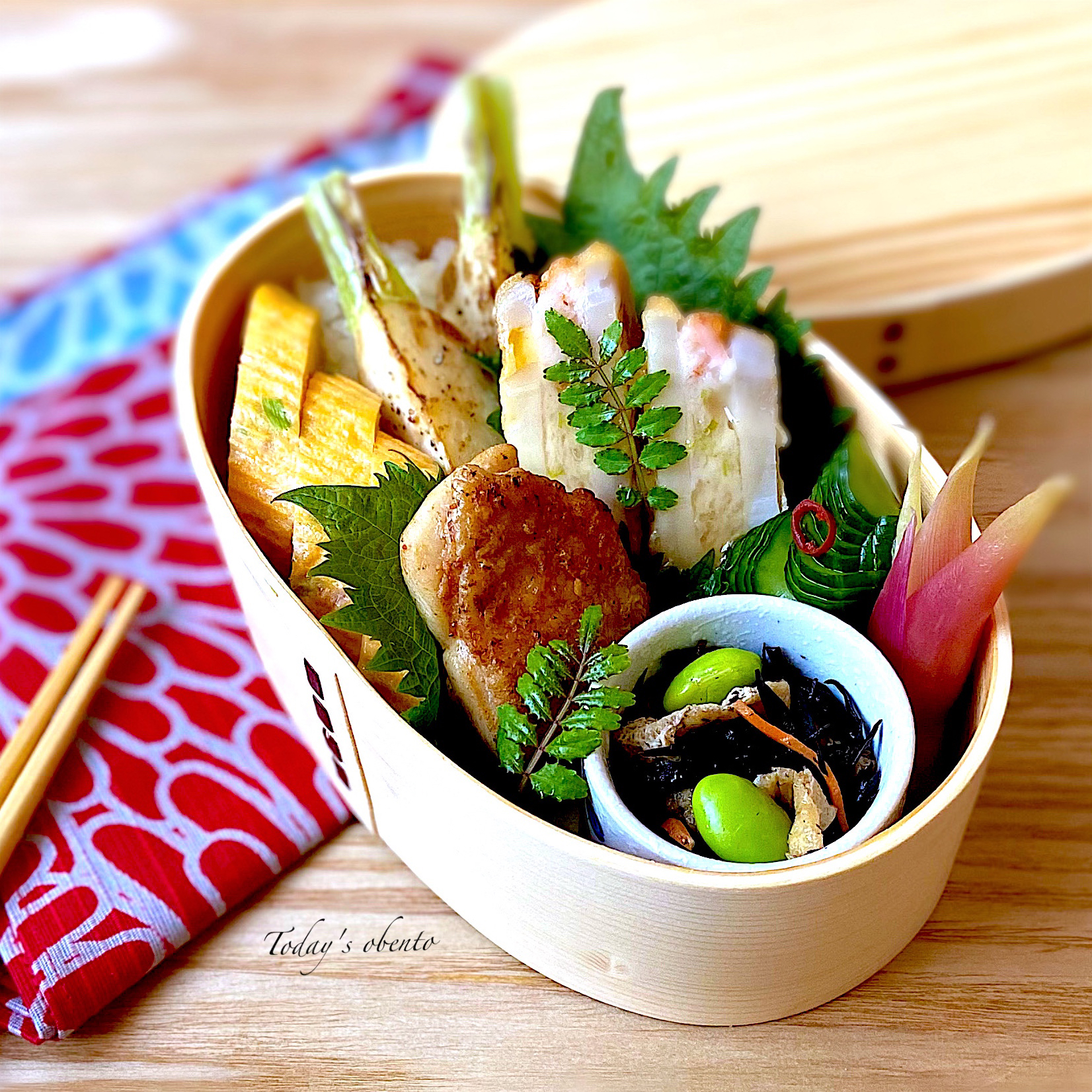 れんこんの海老はさみ揚げ〜甘酢たれ🦐鶏もも肉のクミン焼き🍗紅生姜と小葱入りだし巻き卵🥚茗荷の漬物弁当🍱